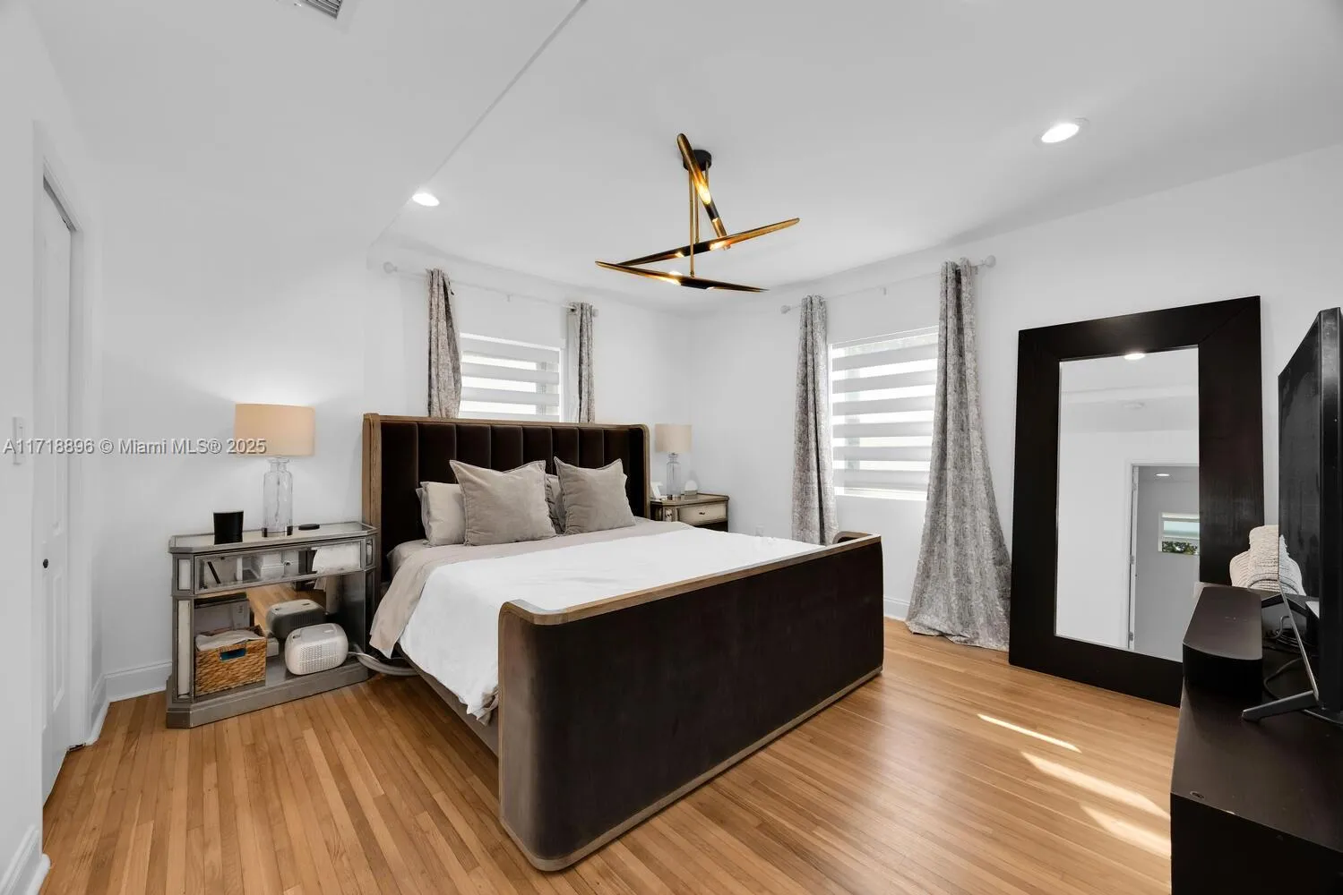 South Miami, Florida 33143, United States, 4 Bedrooms Bedrooms, ,2 BathroomsBathrooms,Residential,Pending,20696