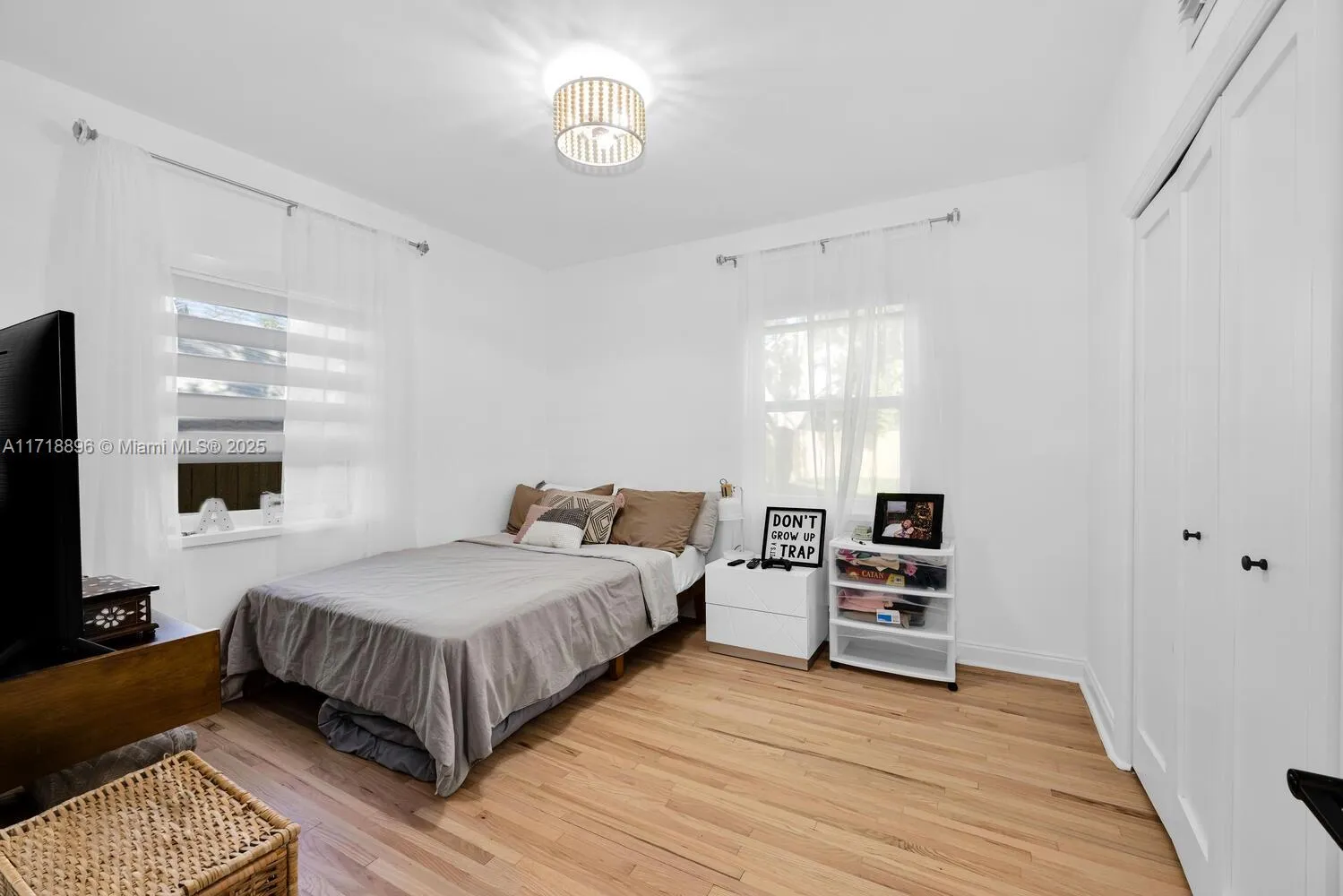 South Miami, Florida 33143, United States, 4 Bedrooms Bedrooms, ,2 BathroomsBathrooms,Residential,Pending,20696