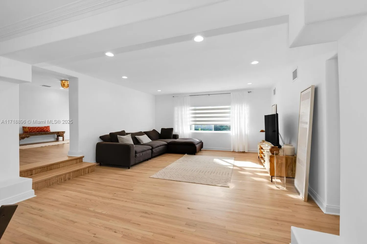 South Miami, Florida 33143, United States, 4 Bedrooms Bedrooms, ,2 BathroomsBathrooms,Residential,Pending,20696