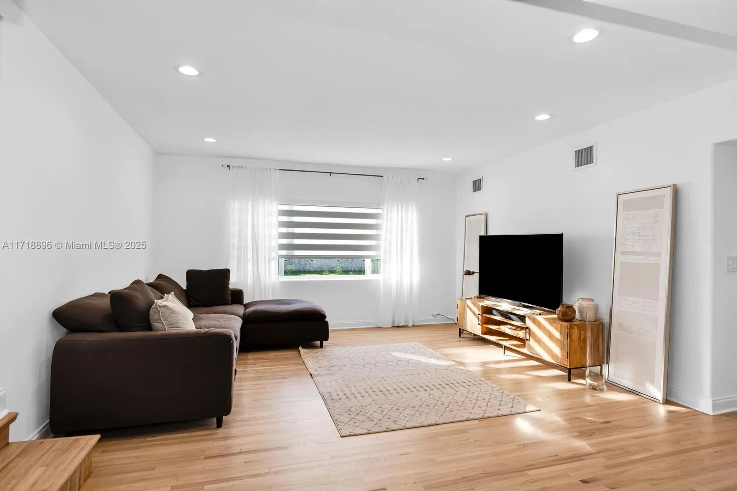 South Miami, Florida 33143, United States, 4 Bedrooms Bedrooms, ,2 BathroomsBathrooms,Residential,Pending,20696