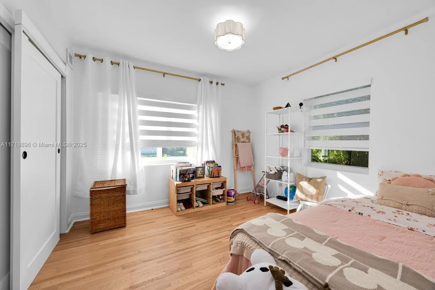 South Miami, Florida 33143, United States, 4 Bedrooms Bedrooms, ,2 BathroomsBathrooms,Residential,Pending,20696