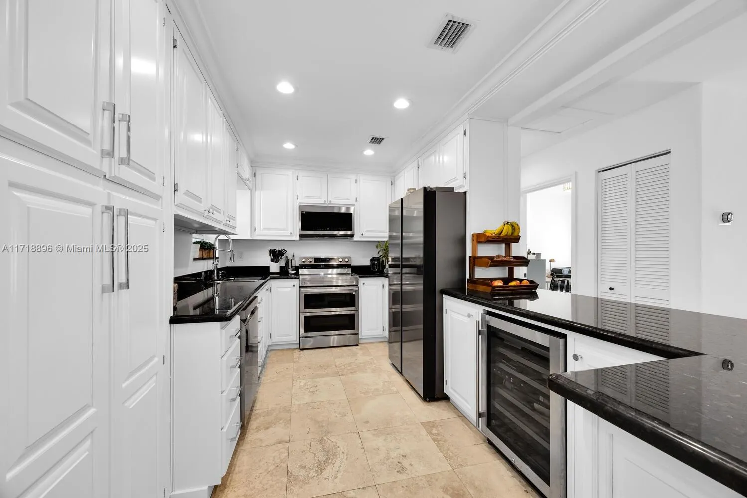 South Miami, Florida 33143, United States, 4 Bedrooms Bedrooms, ,2 BathroomsBathrooms,Residential,Pending,20696