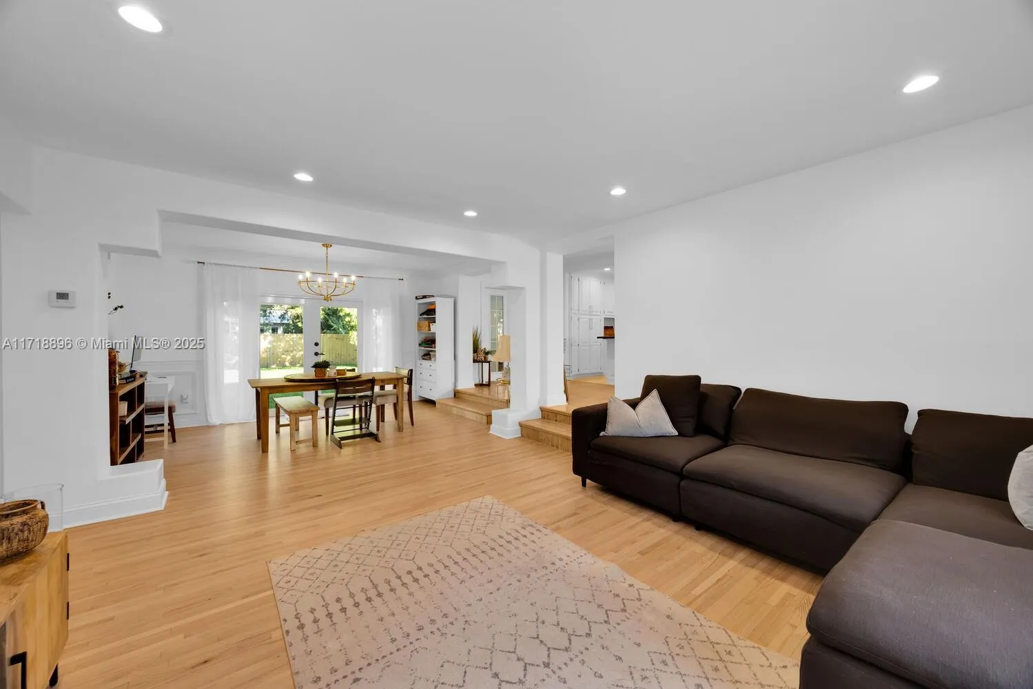 South Miami, Florida 33143, United States, 4 Bedrooms Bedrooms, ,2 BathroomsBathrooms,Residential,Pending,20696