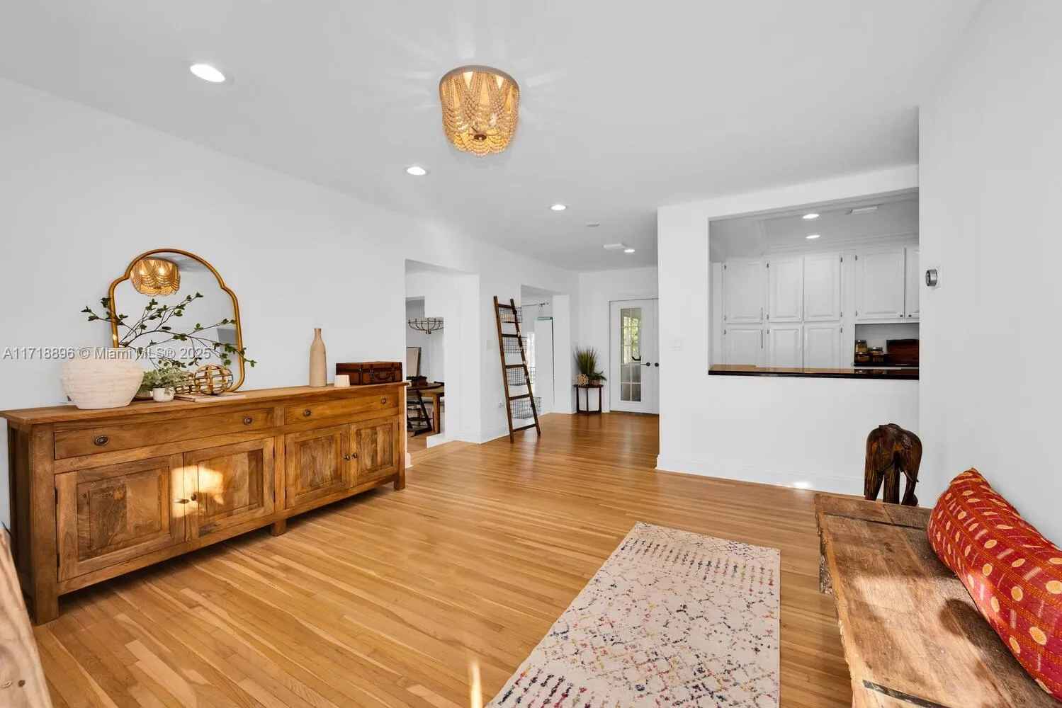 South Miami, Florida 33143, United States, 4 Bedrooms Bedrooms, ,2 BathroomsBathrooms,Residential,Pending,20696