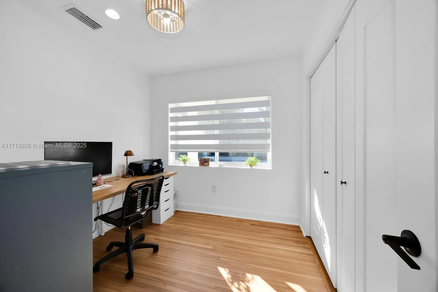 South Miami, Florida 33143, United States, 4 Bedrooms Bedrooms, ,2 BathroomsBathrooms,Residential,Pending,20696