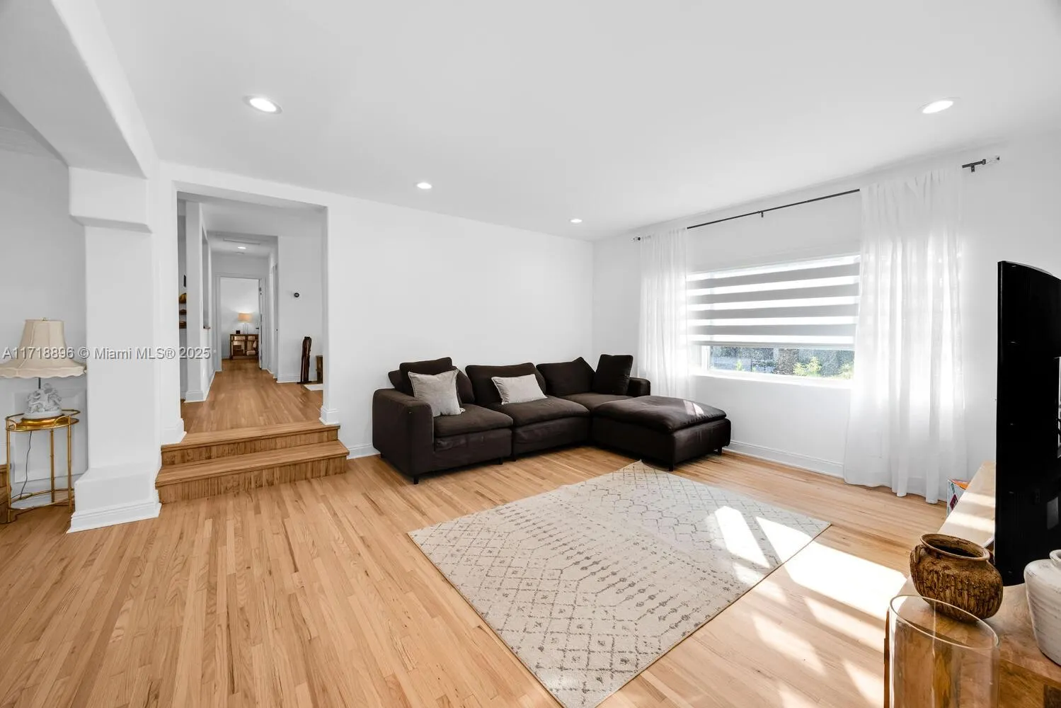 South Miami, Florida 33143, United States, 4 Bedrooms Bedrooms, ,2 BathroomsBathrooms,Residential,Pending,20696