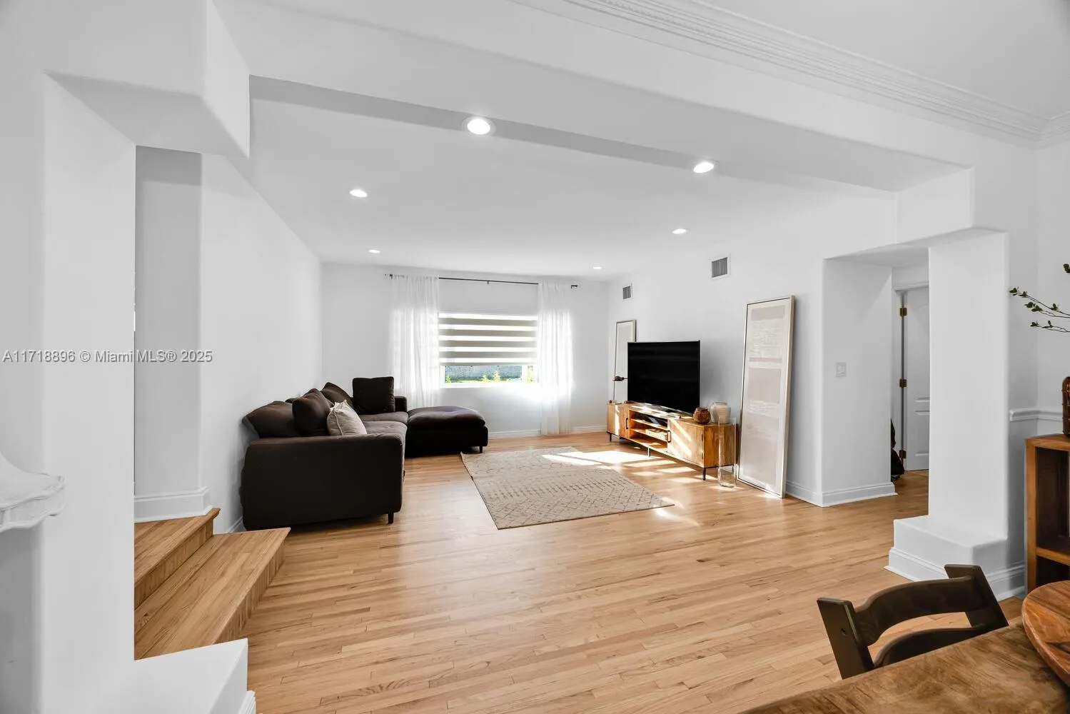 South Miami, Florida 33143, United States, 4 Bedrooms Bedrooms, ,2 BathroomsBathrooms,Residential,Pending,20696