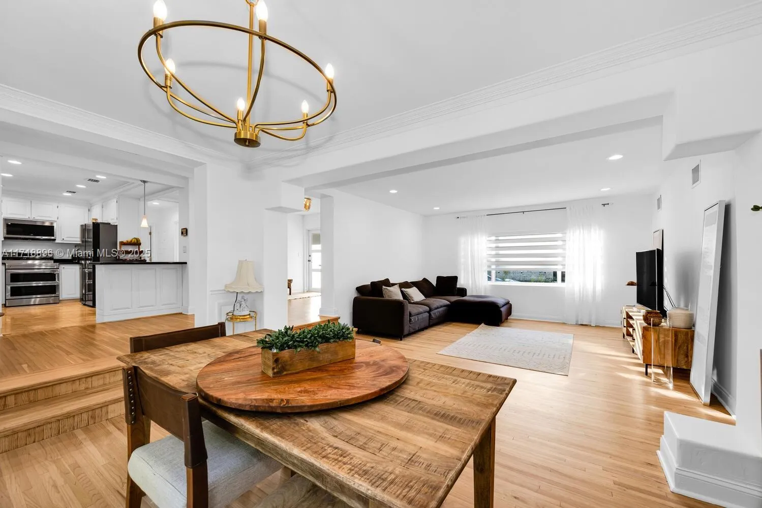 South Miami, Florida 33143, United States, 4 Bedrooms Bedrooms, ,2 BathroomsBathrooms,Residential,Pending,20696