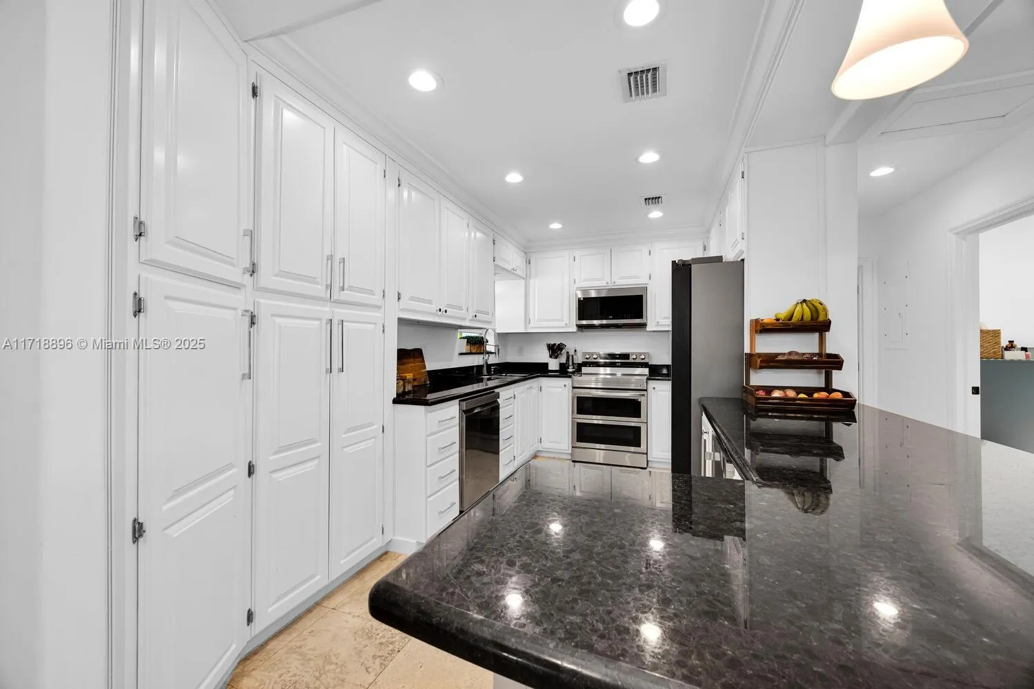 South Miami, Florida 33143, United States, 4 Bedrooms Bedrooms, ,2 BathroomsBathrooms,Residential,Pending,20696