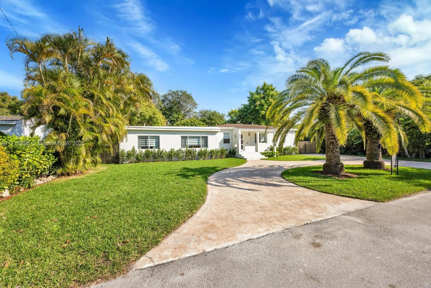 South Miami, Florida 33143, United States, 4 Bedrooms Bedrooms, ,2 BathroomsBathrooms,Residential,Pending,20696