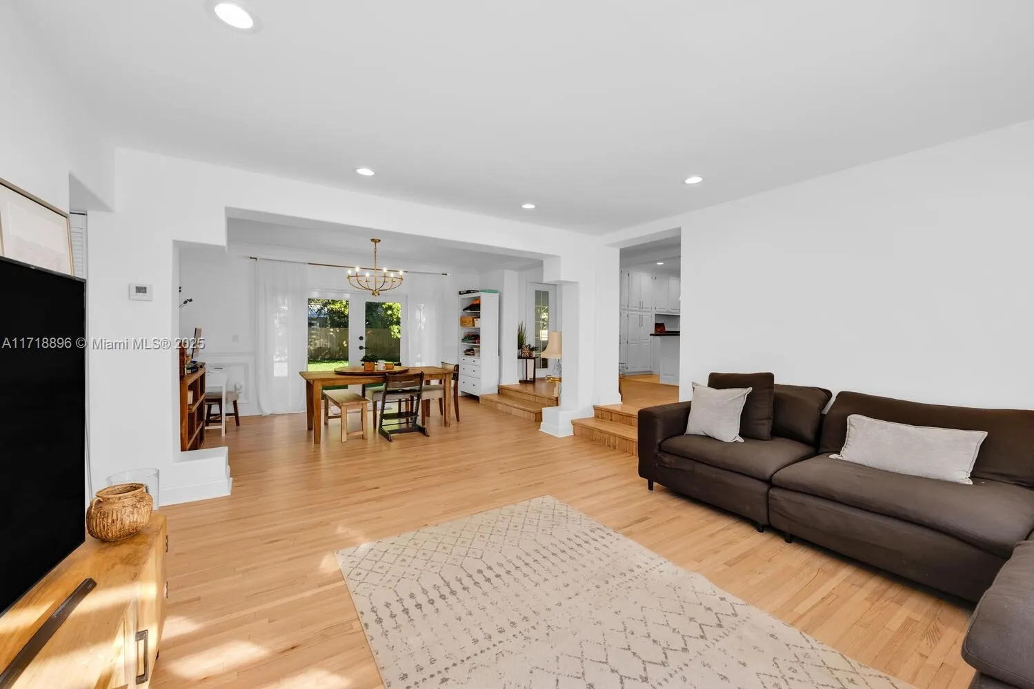 South Miami, Florida 33143, United States, 4 Bedrooms Bedrooms, ,2 BathroomsBathrooms,Residential,Pending,20696