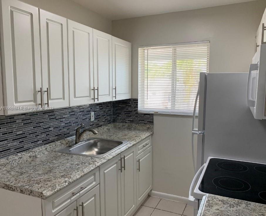 HOLLYWOOD LITTLE RANCHES - Residential Lease