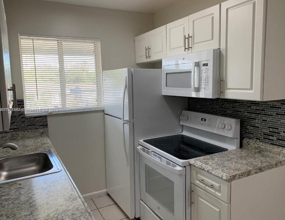 HOLLYWOOD LITTLE RANCHES - Residential Lease