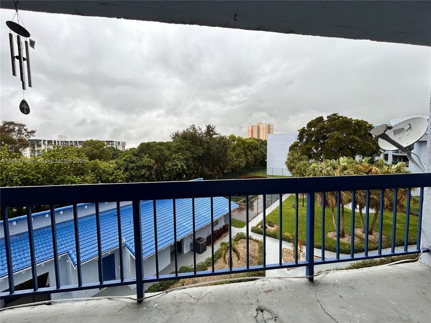 UNIT WITH POTENTIAL IN BLEAU GROTTO, offering a charming and comfortable space. The primary bedroom, with its ensuite bathroom, offers comfort and spaciousness. An interesting opportunity for investors, this location has high rental demand, is close to the airport, highways, and universities, and has good public transportation services in the area.
