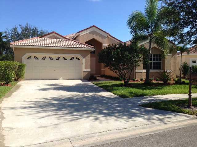 WHAT A VIEW!!! BEAUTIFUL 4 BEDROOM 2.5 BATHS. SINGLE FAMILY WITH WATER VIEW AND LOCATED ON A VERY QUIET CUL-DE-SAC. VAULTED CEILINGS. TILED IN SOCIAL AREAS. FORMAL LIVING AND DINING OPEN TO A COVERED PATIO. SPLIT FLOORPLAN WITH SPACIOUS 3 BEDROOMS AND HUG E MASTER. MOVE IN READY.