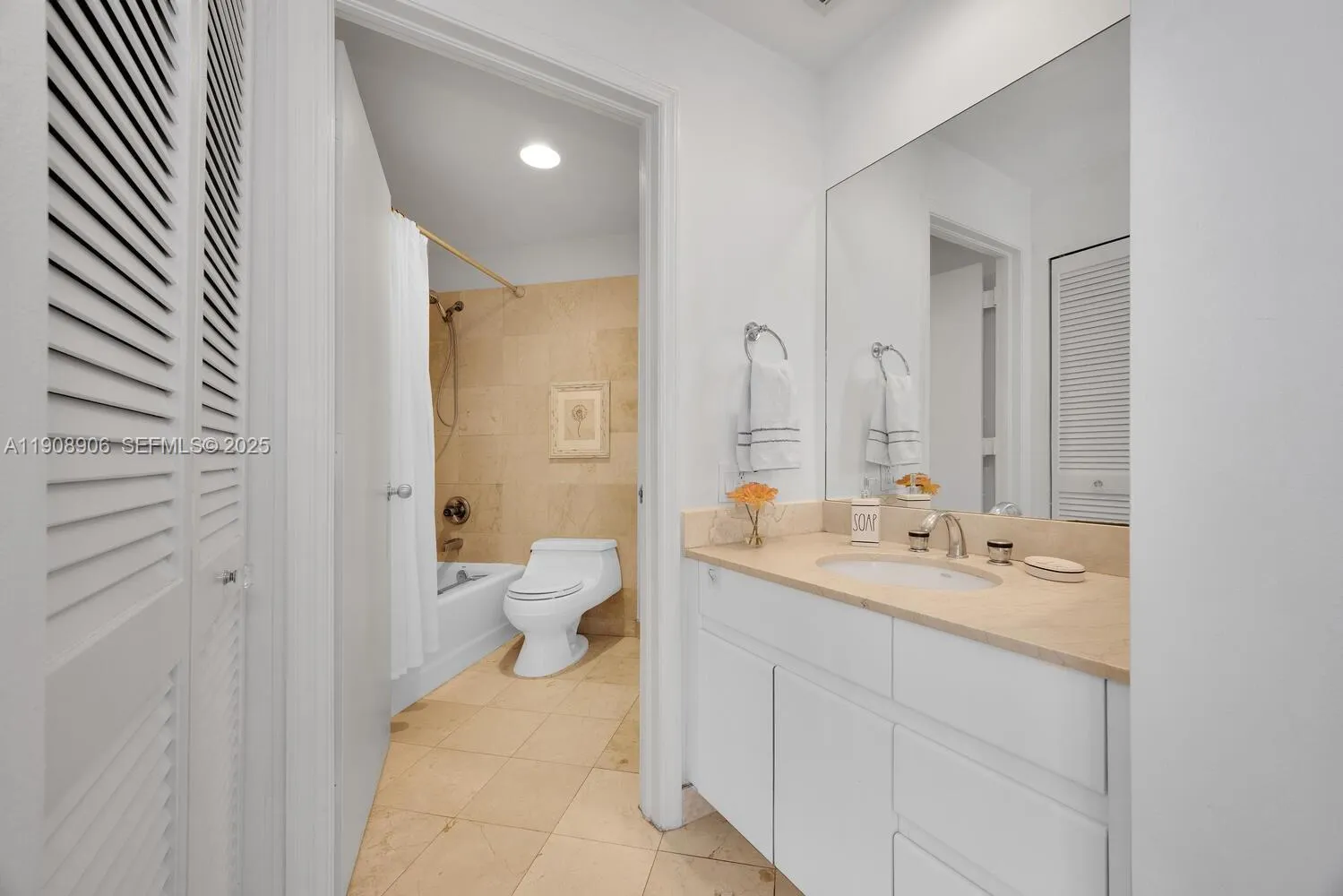 Miami, Florida 33131, United States, 1 Bedroom Bedrooms, ,2 BathroomsBathrooms,Residential,Active,242215