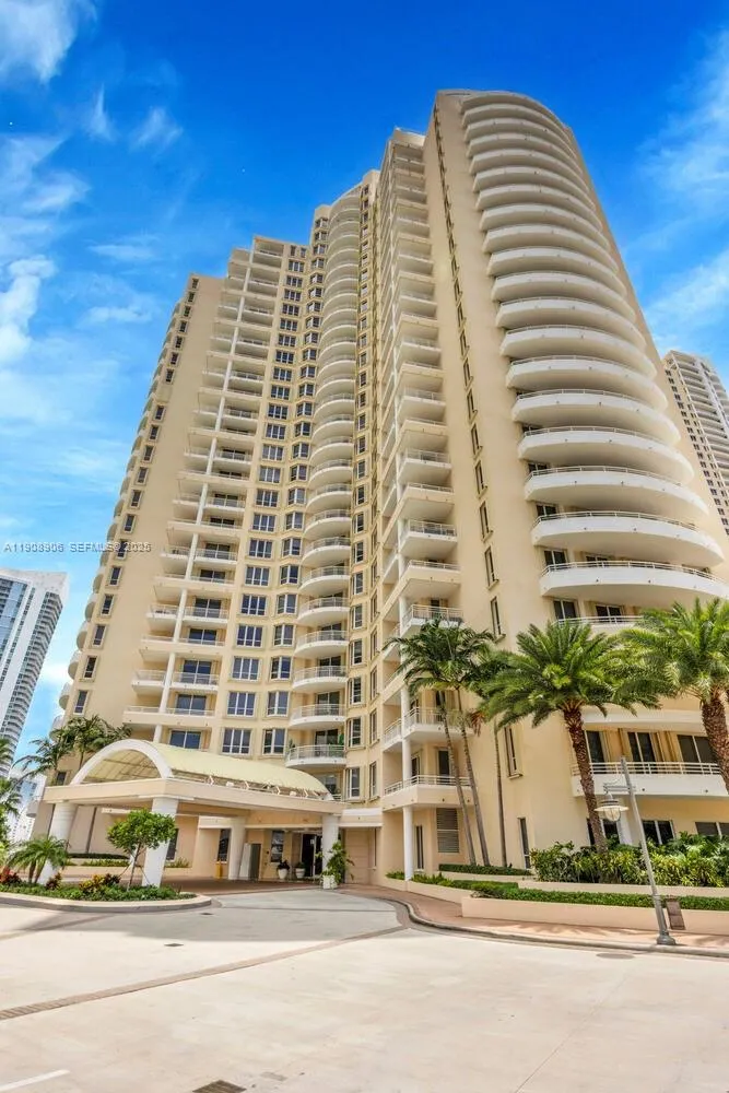 Miami, Florida 33131, United States, 1 Bedroom Bedrooms, ,2 BathroomsBathrooms,Residential,Active,242215