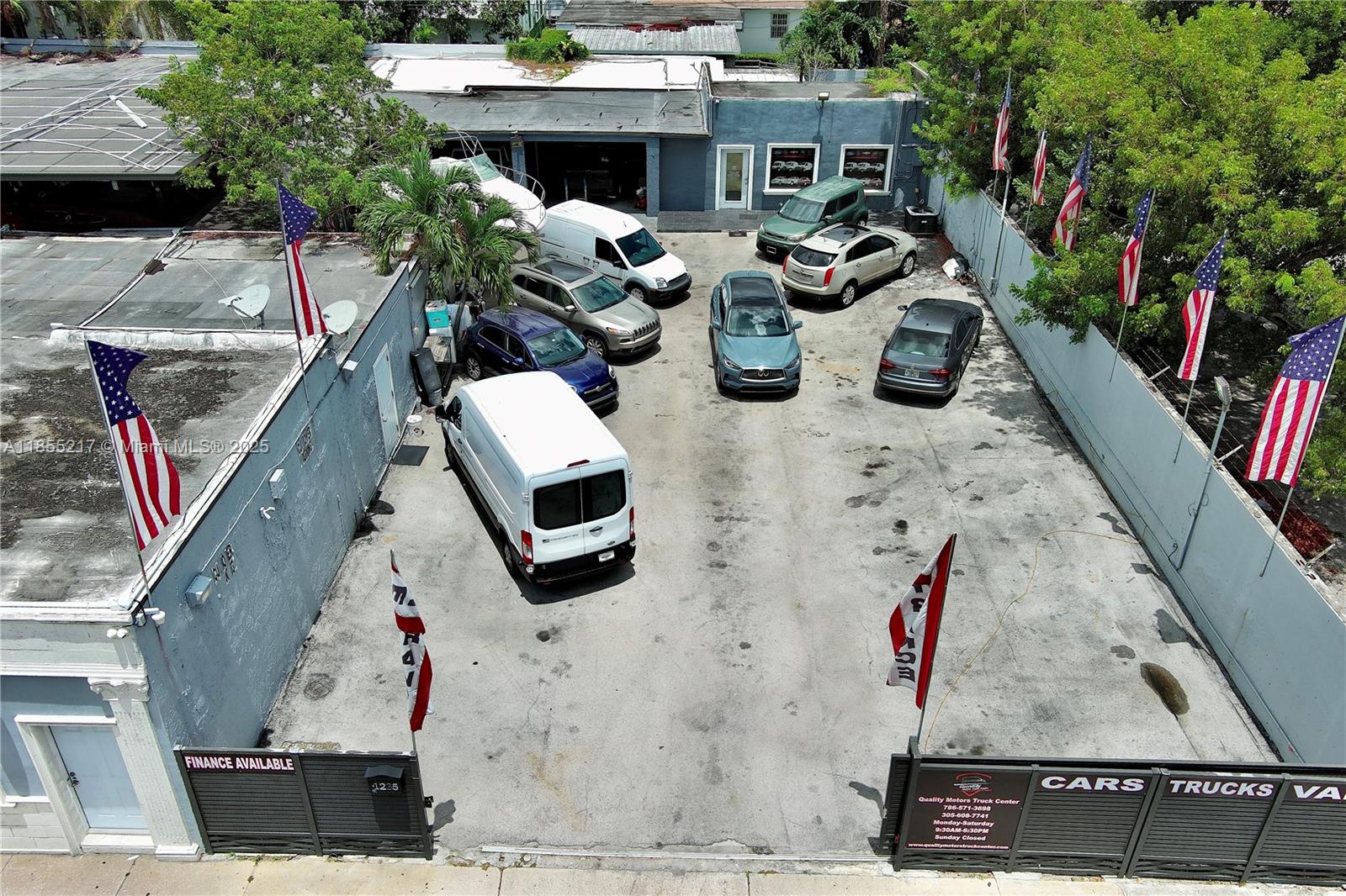 Main image without alt text