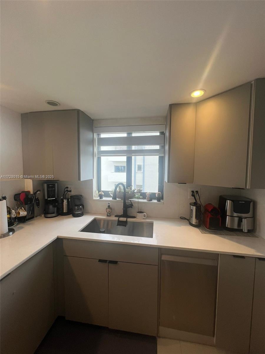 BAY HOUSE TOWER CONDO - Residential