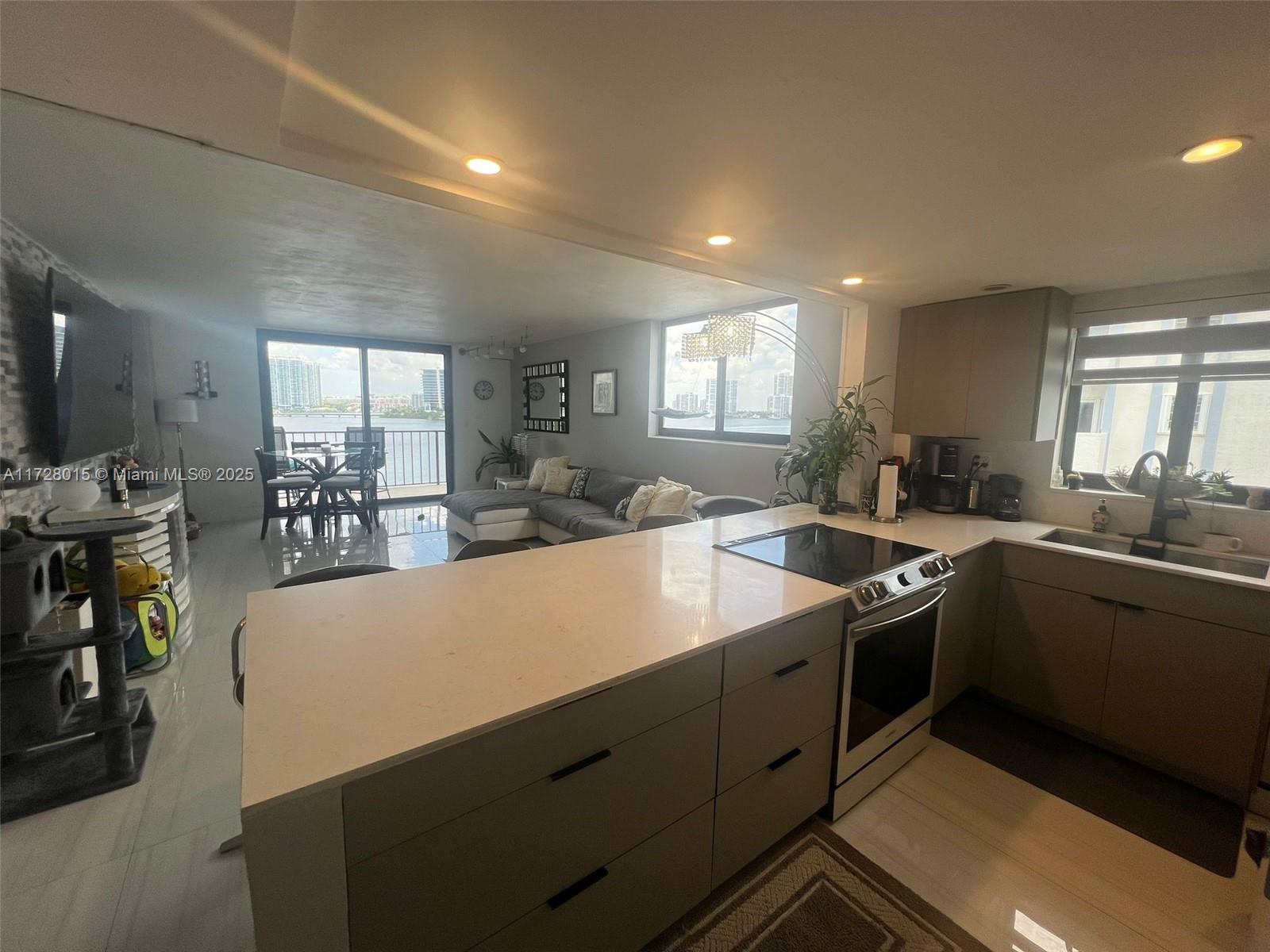 BAY HOUSE TOWER CONDO - Residential