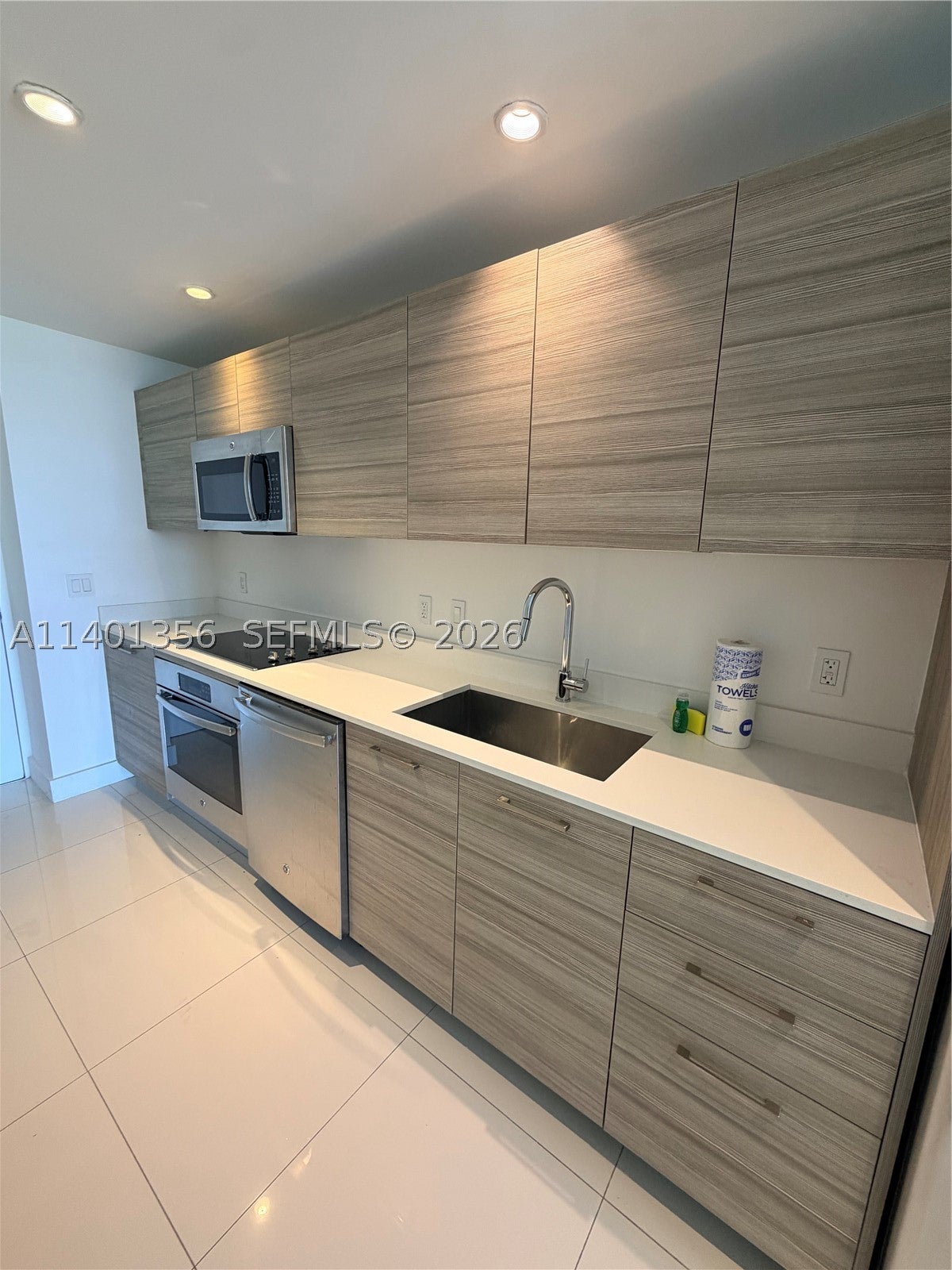 121 NE 34 St 2215
