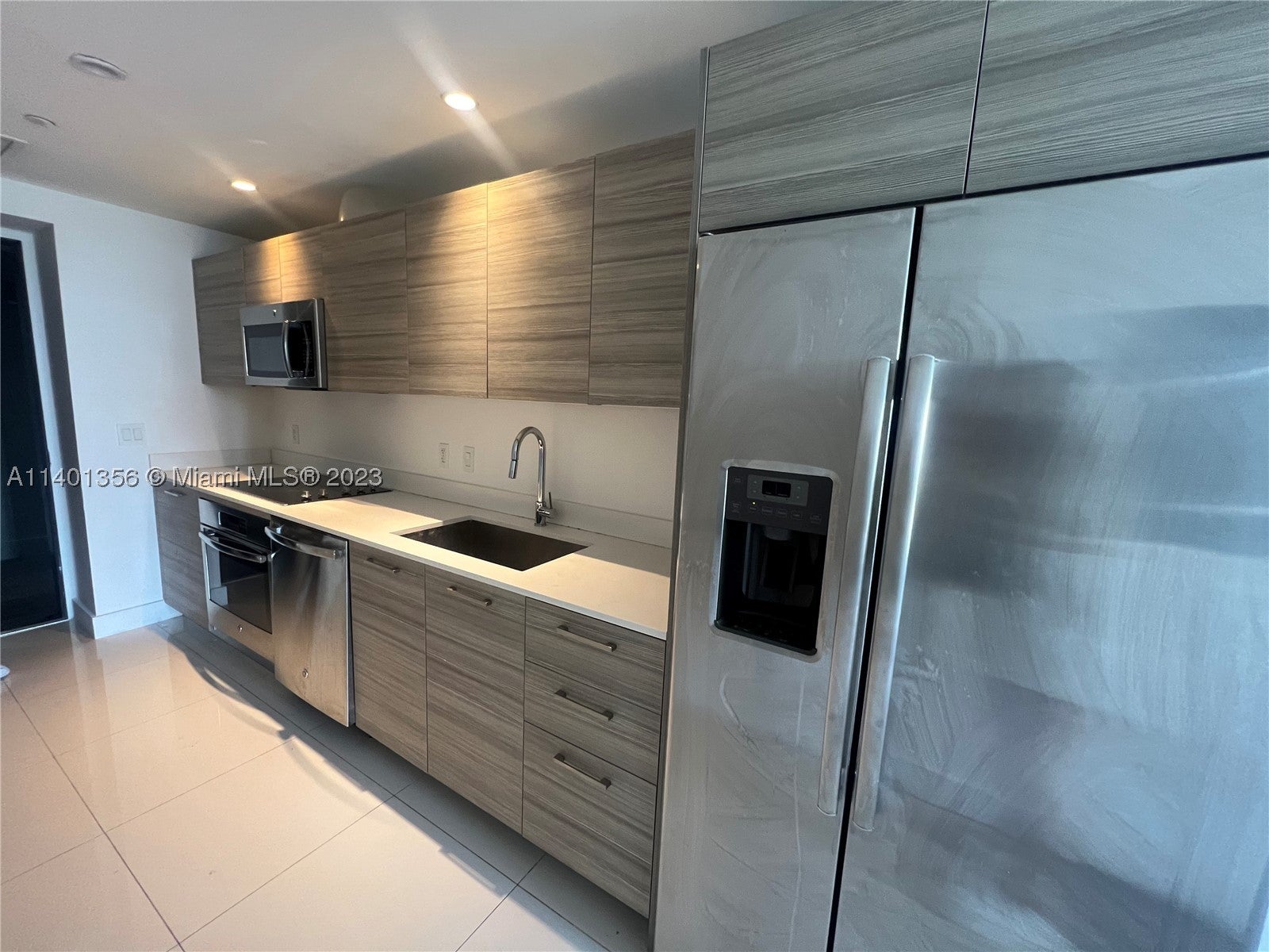121 NE 34 St 2215