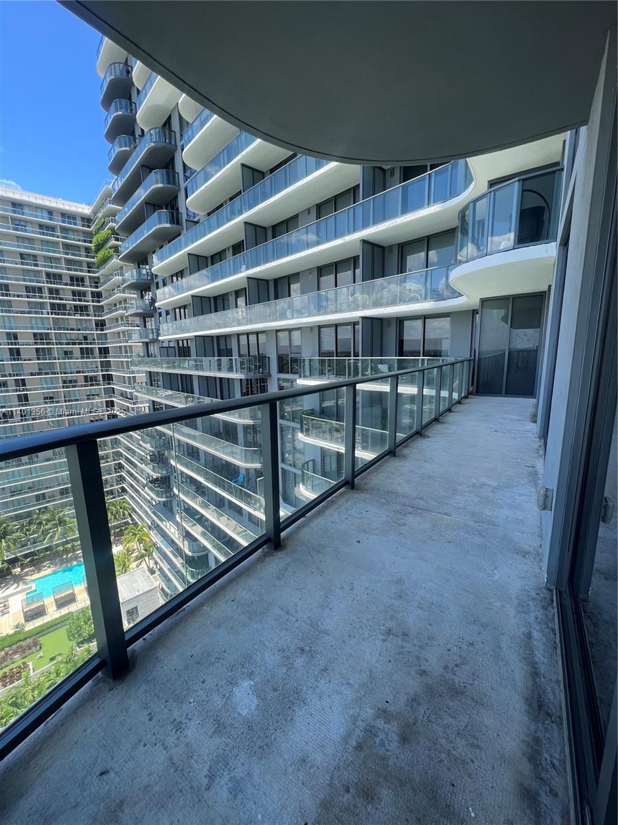 121 NE 34 St 2215