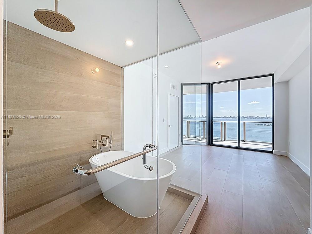 ARIA RESERVE - Residential Lease