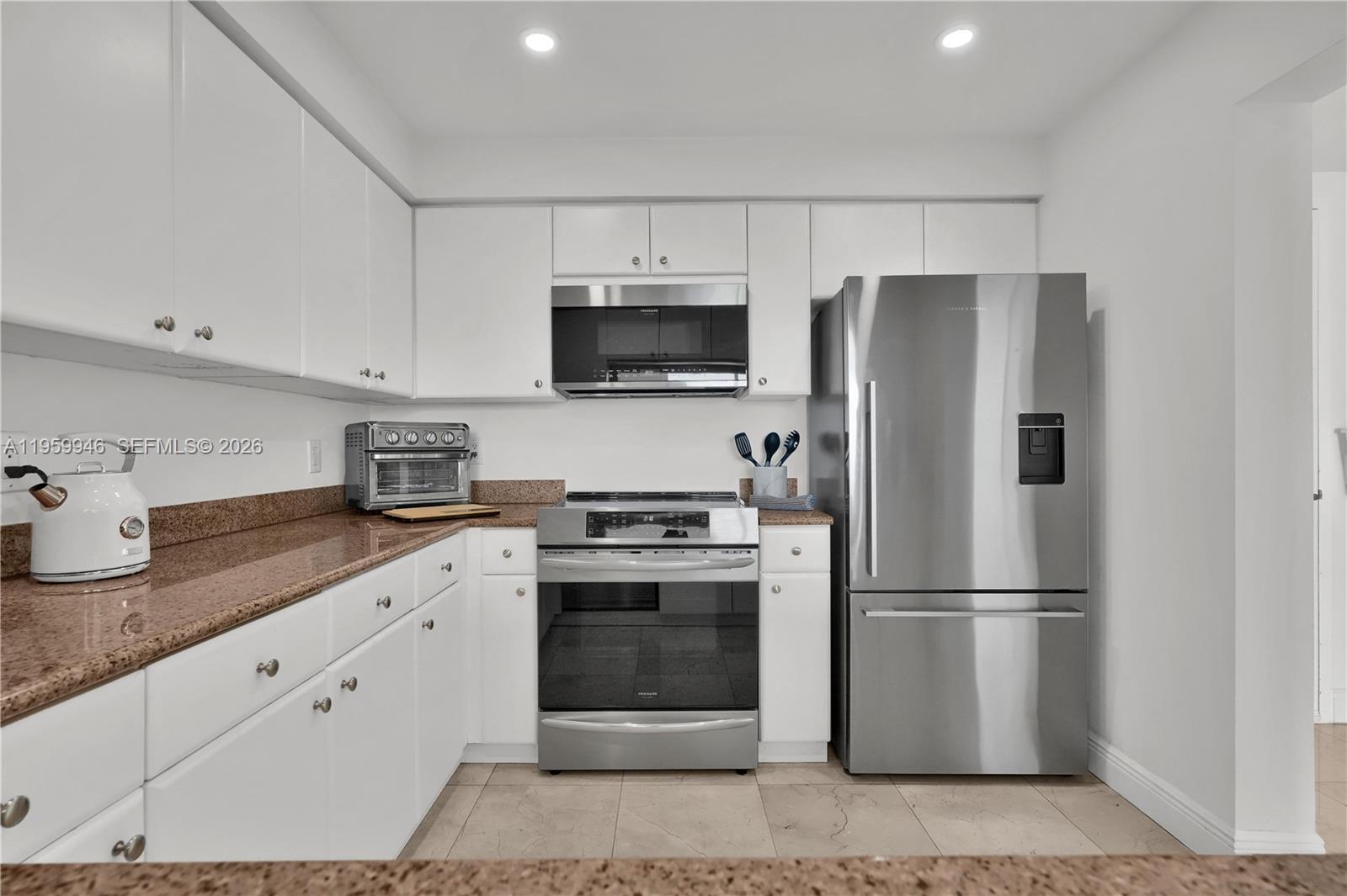 THE METROPOLITAN CONDO - Residential Lease