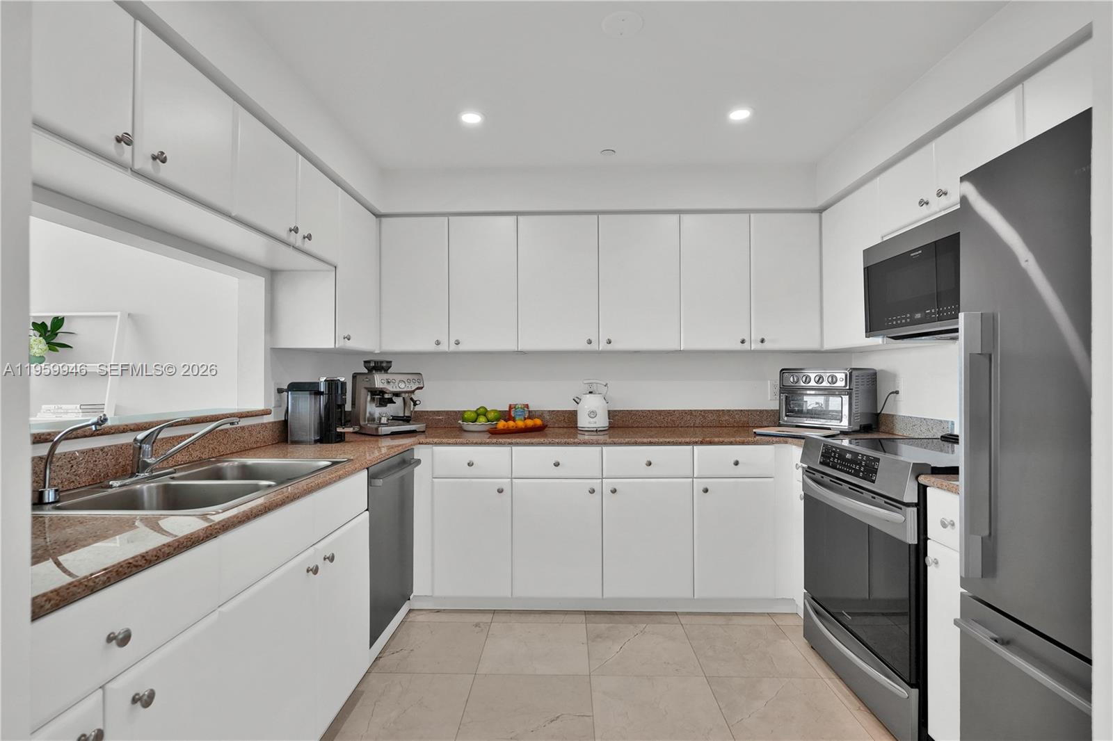 THE METROPOLITAN CONDO - Residential Lease