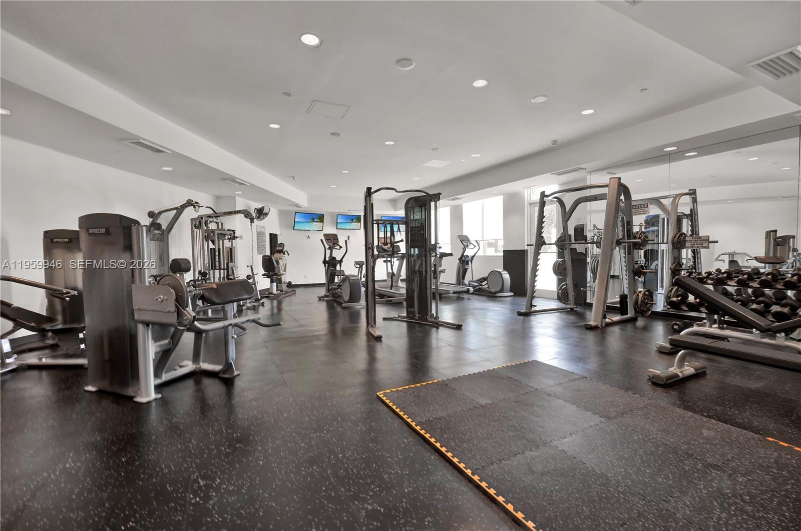 THE METROPOLITAN CONDO - Residential Lease