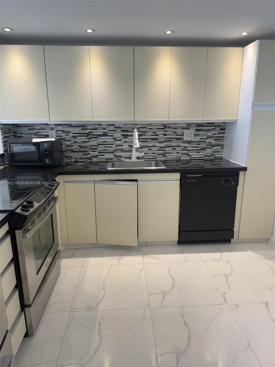 THE CLIPPER AT BISC COVE - Residential Lease