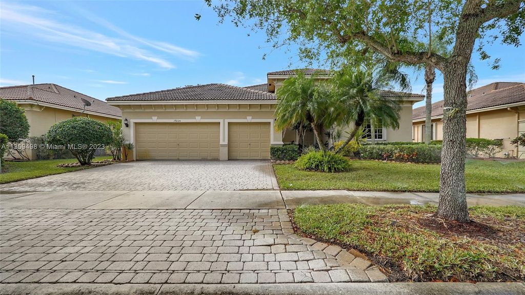 Photo of 19220 SW 62nd St, Pembroke Pines, FL 33332 (MLS # A11359498)