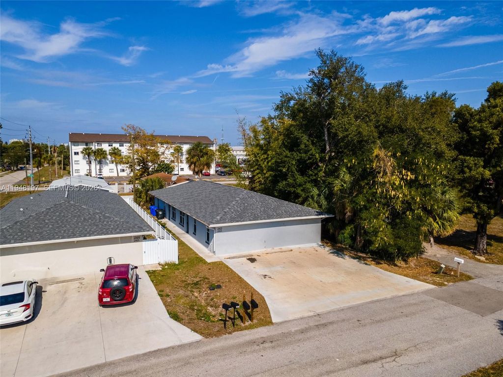 Photo of 2403/2405 Maple Ave, Fort Myers, FL 33901 (MLS # A11948197)