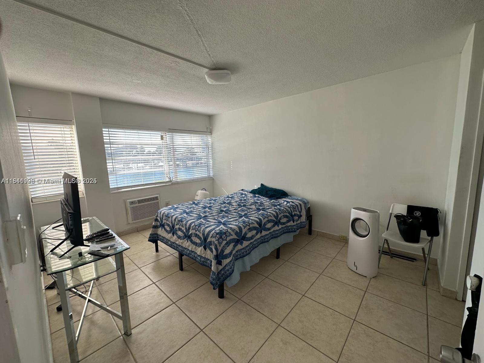 220 Kings Point Dr 102