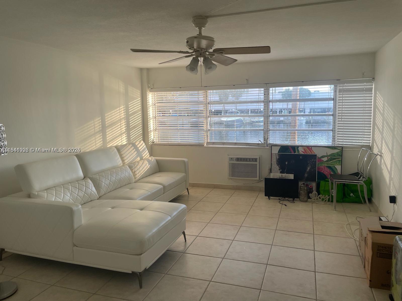 220 Kings Point Dr 102