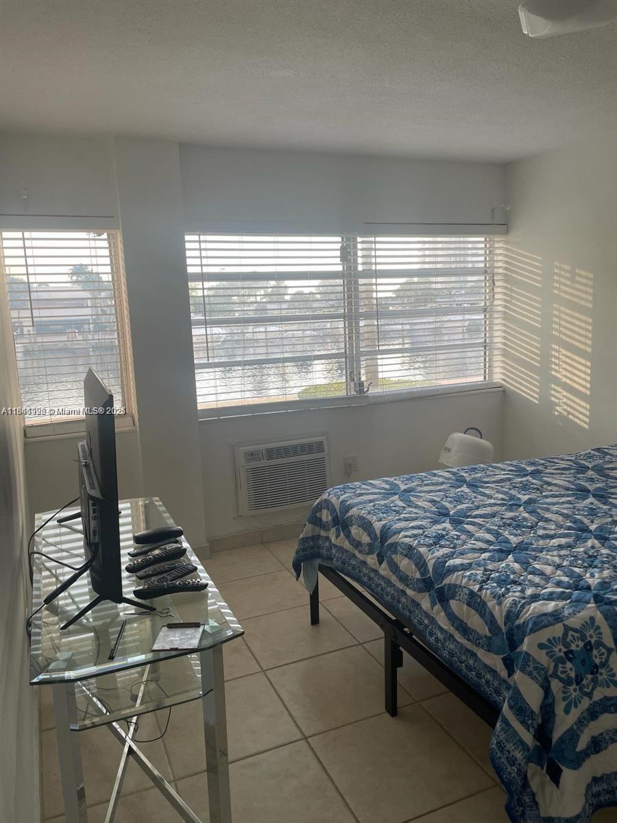 220 Kings Point Dr 102