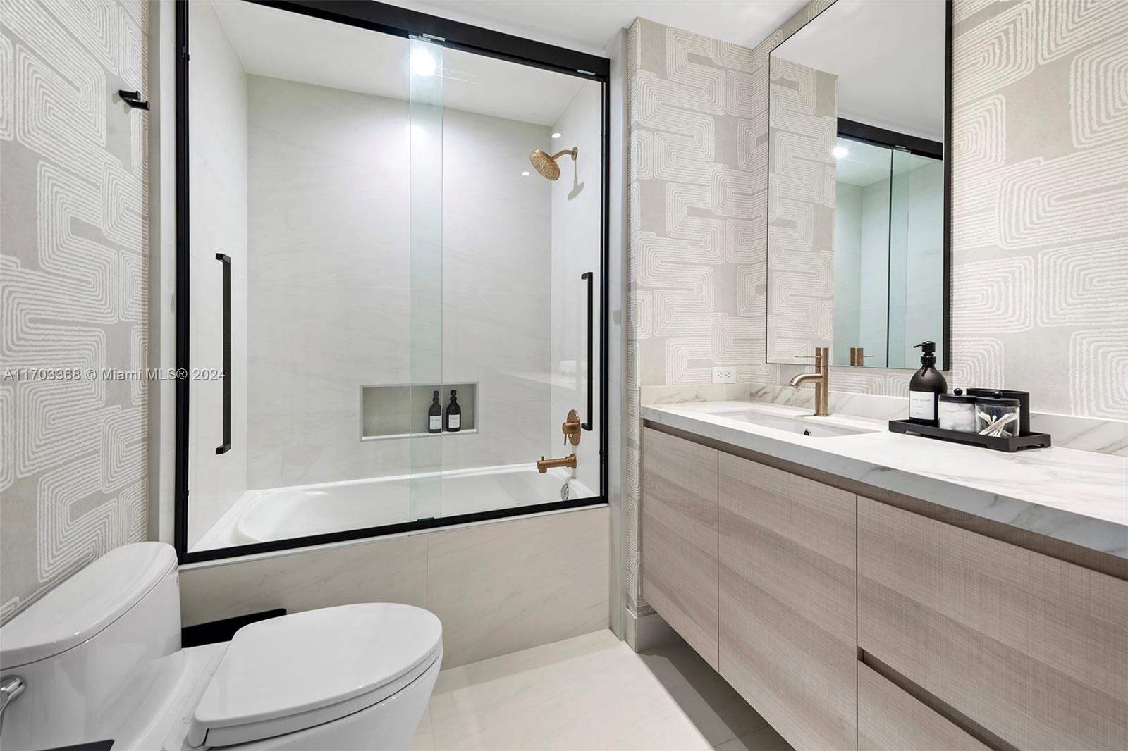 MAJESTIC TOWER - Residential