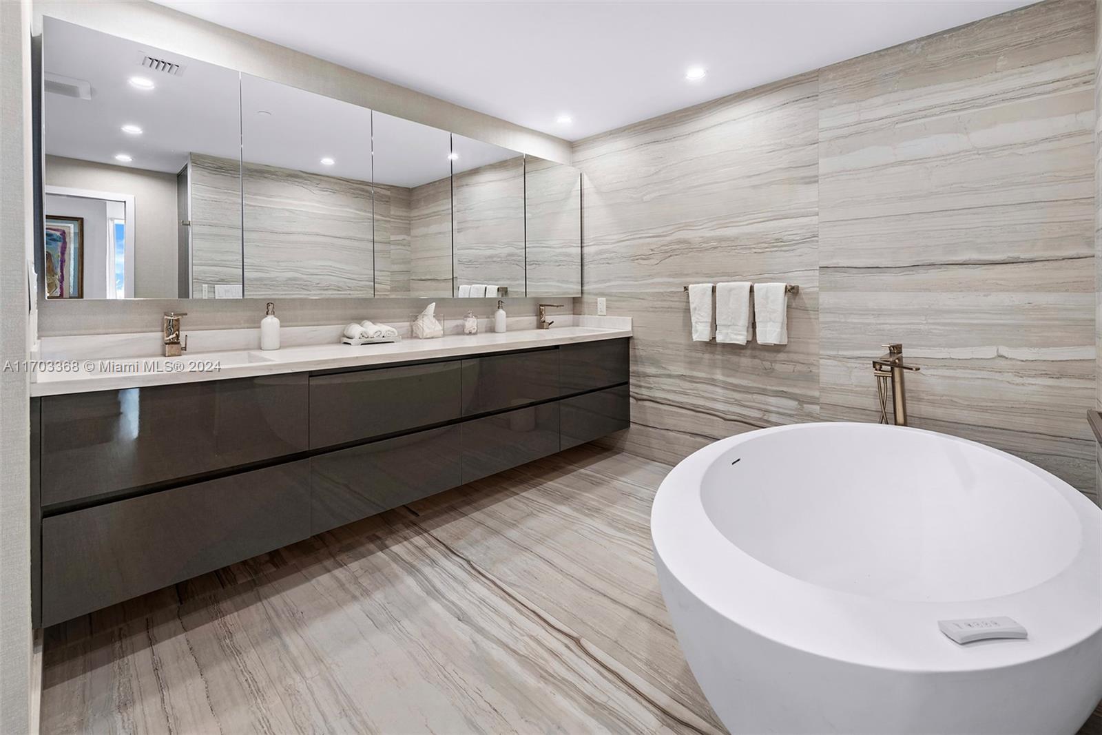 MAJESTIC TOWER - Residential