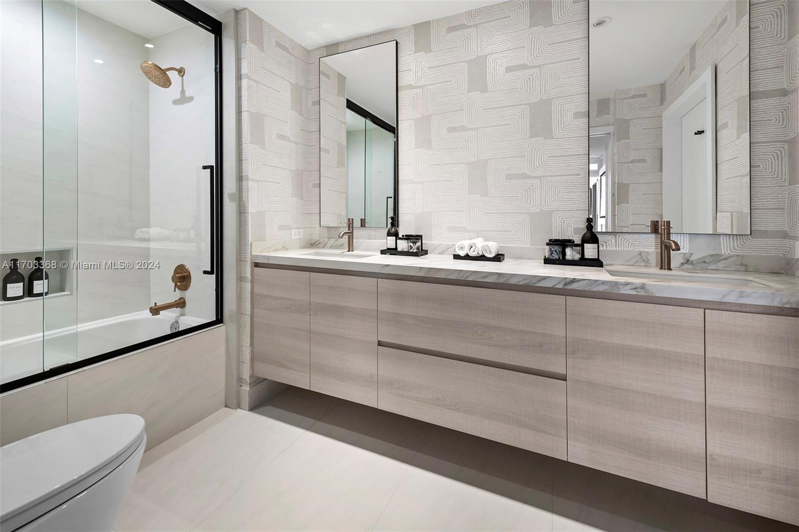 MAJESTIC TOWER - Residential