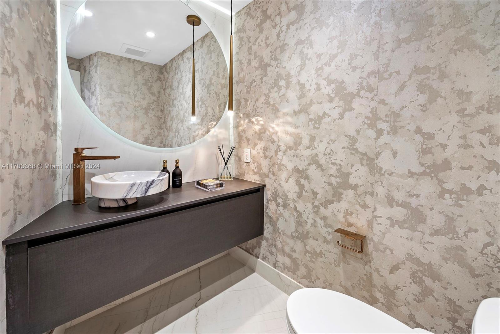 MAJESTIC TOWER - Residential