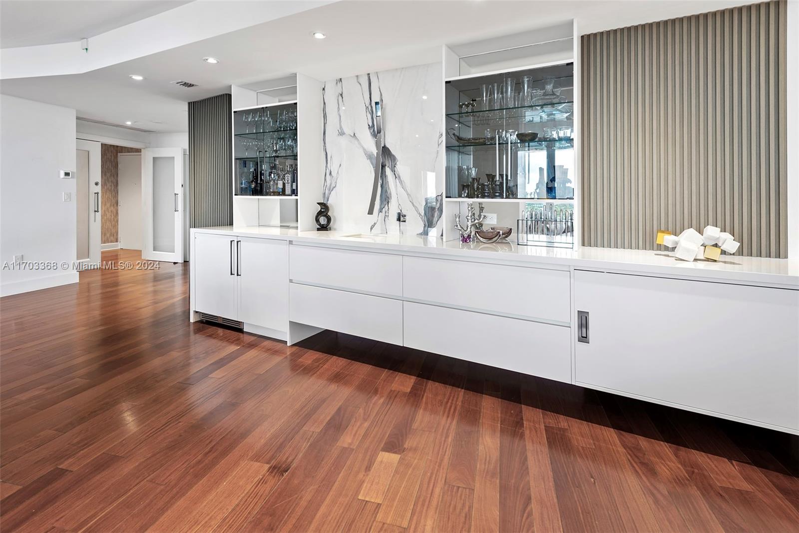 MAJESTIC TOWER - Residential