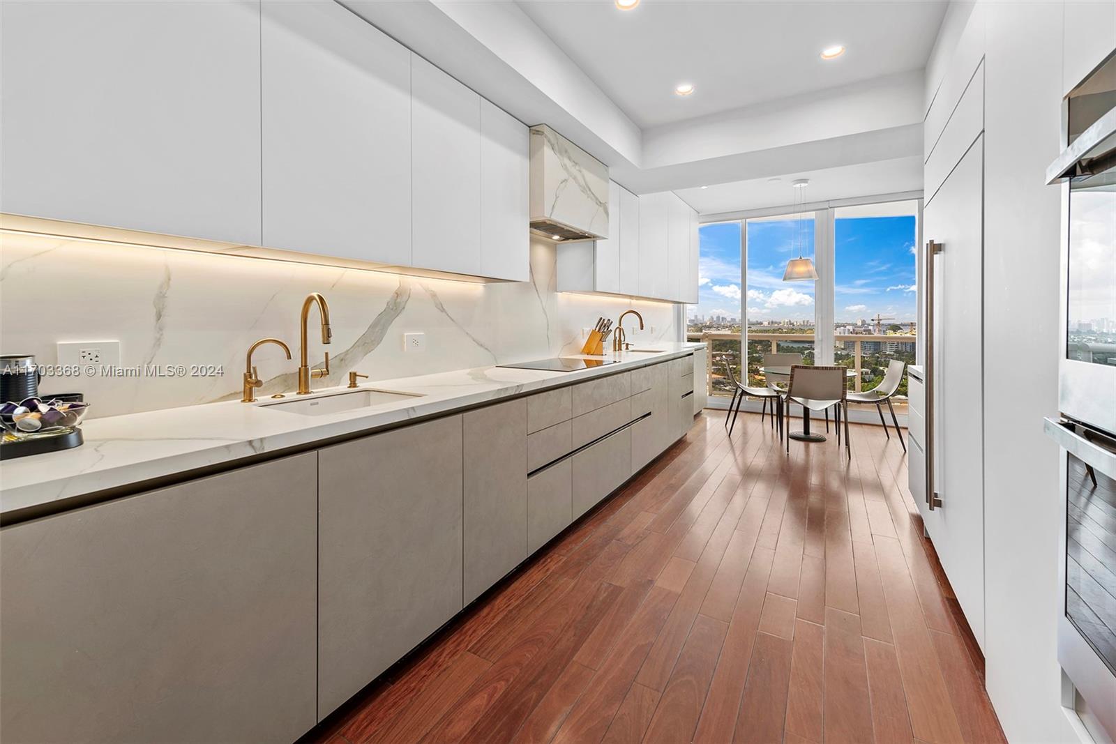 MAJESTIC TOWER - Residential