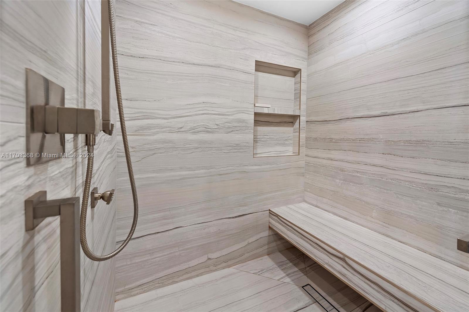 MAJESTIC TOWER - Residential