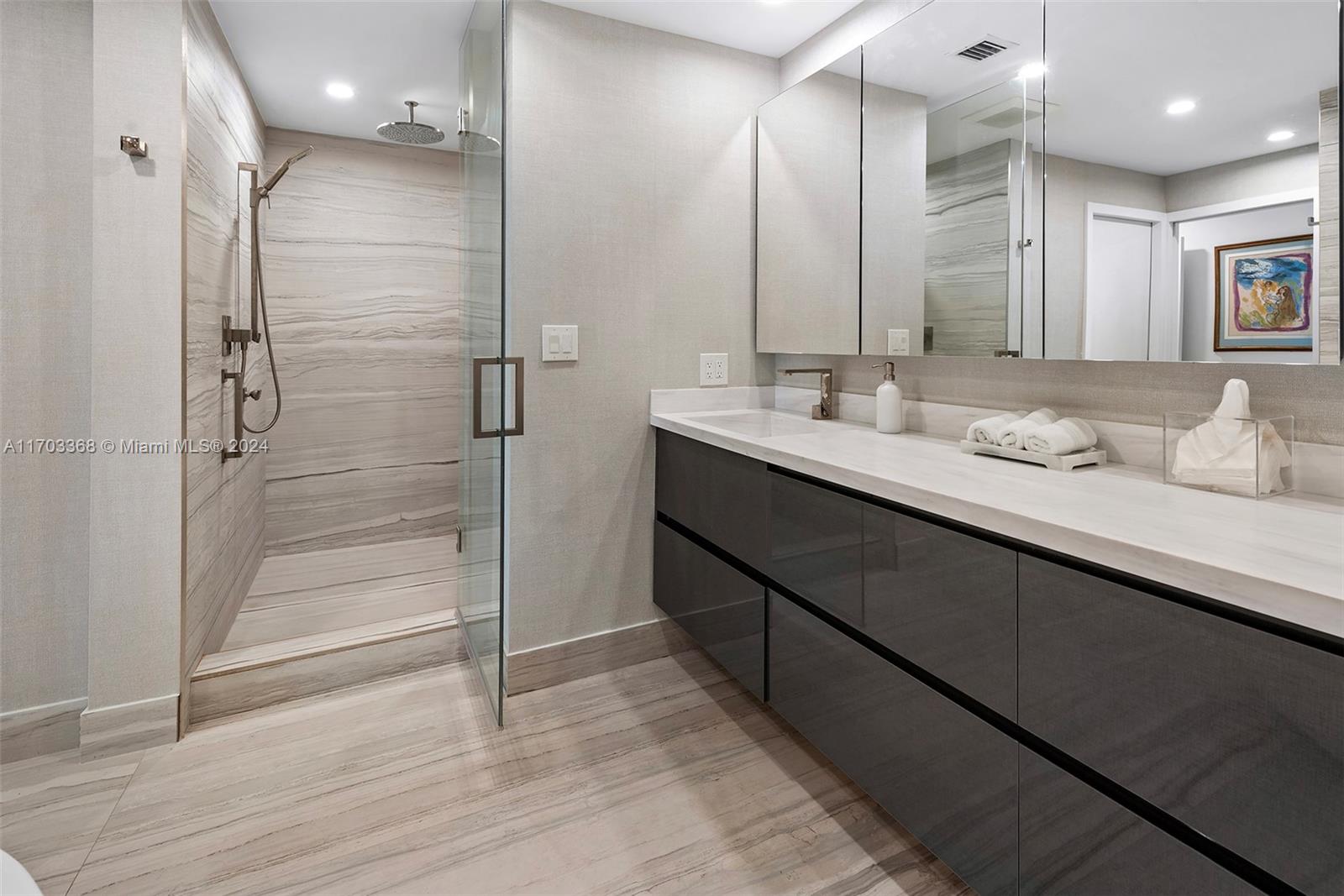 MAJESTIC TOWER - Residential