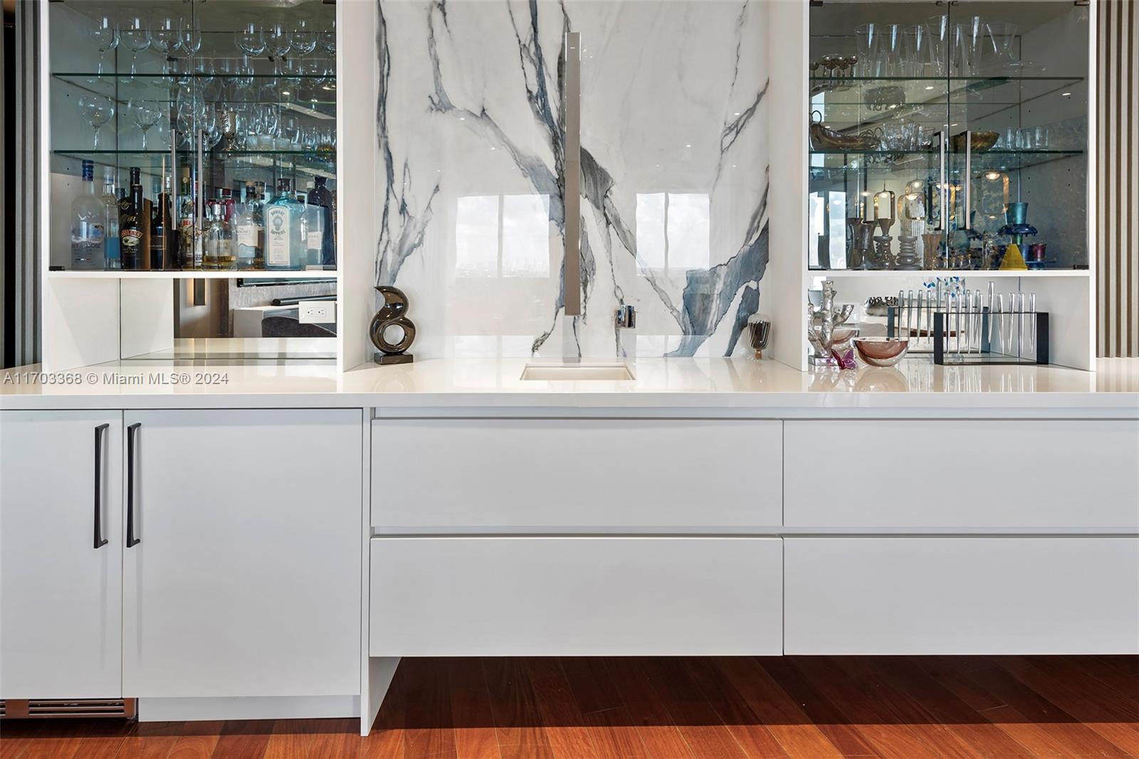 MAJESTIC TOWER - Residential