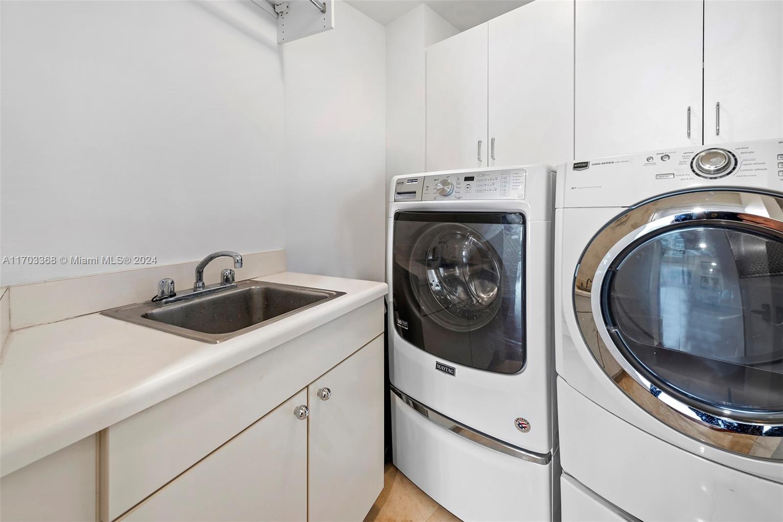 MAJESTIC TOWER - Residential