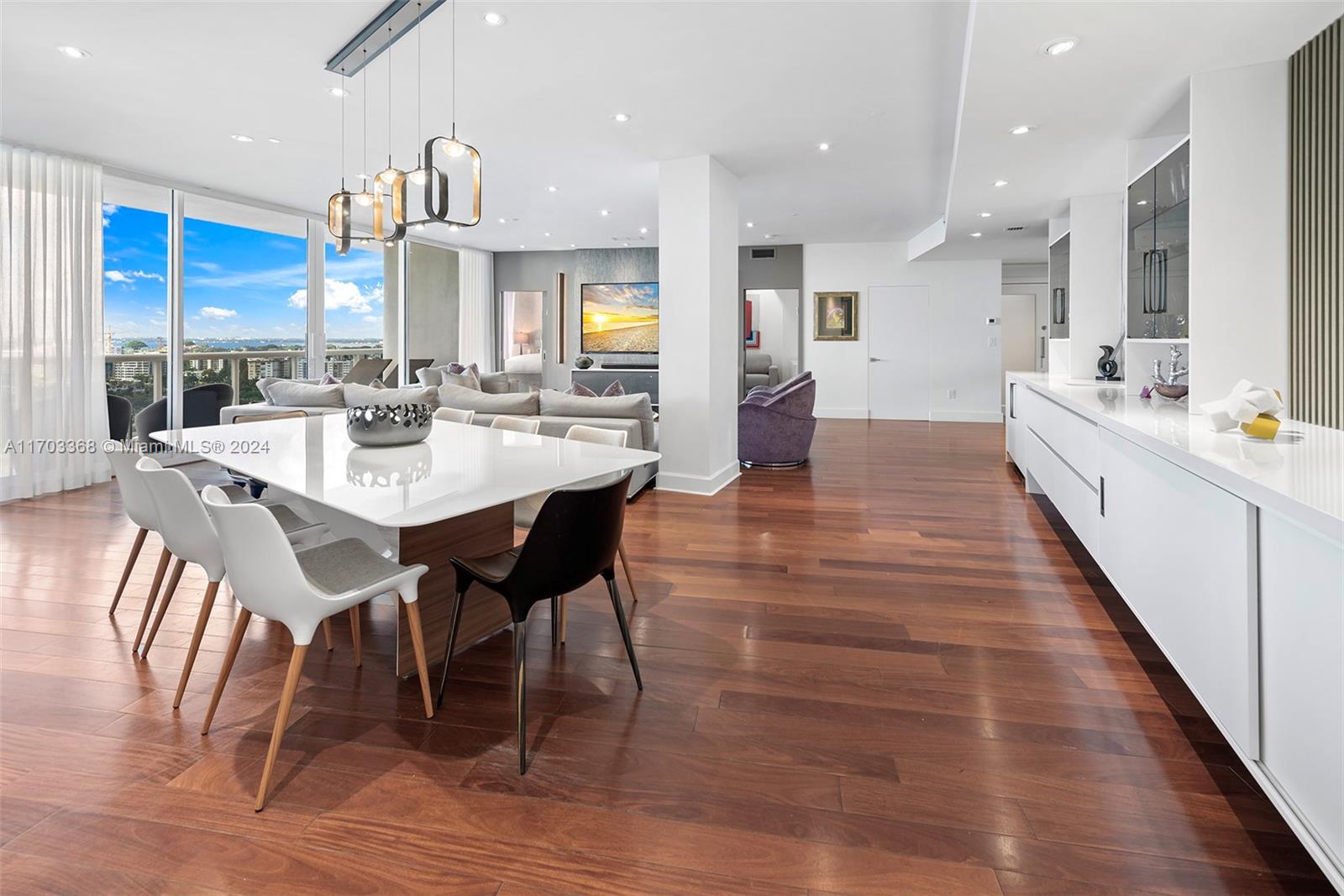 MAJESTIC TOWER - Residential