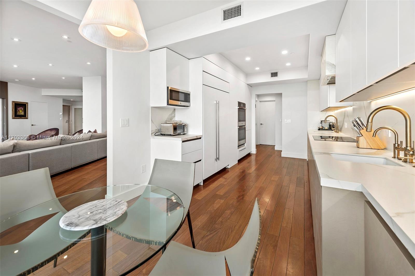 MAJESTIC TOWER - Residential