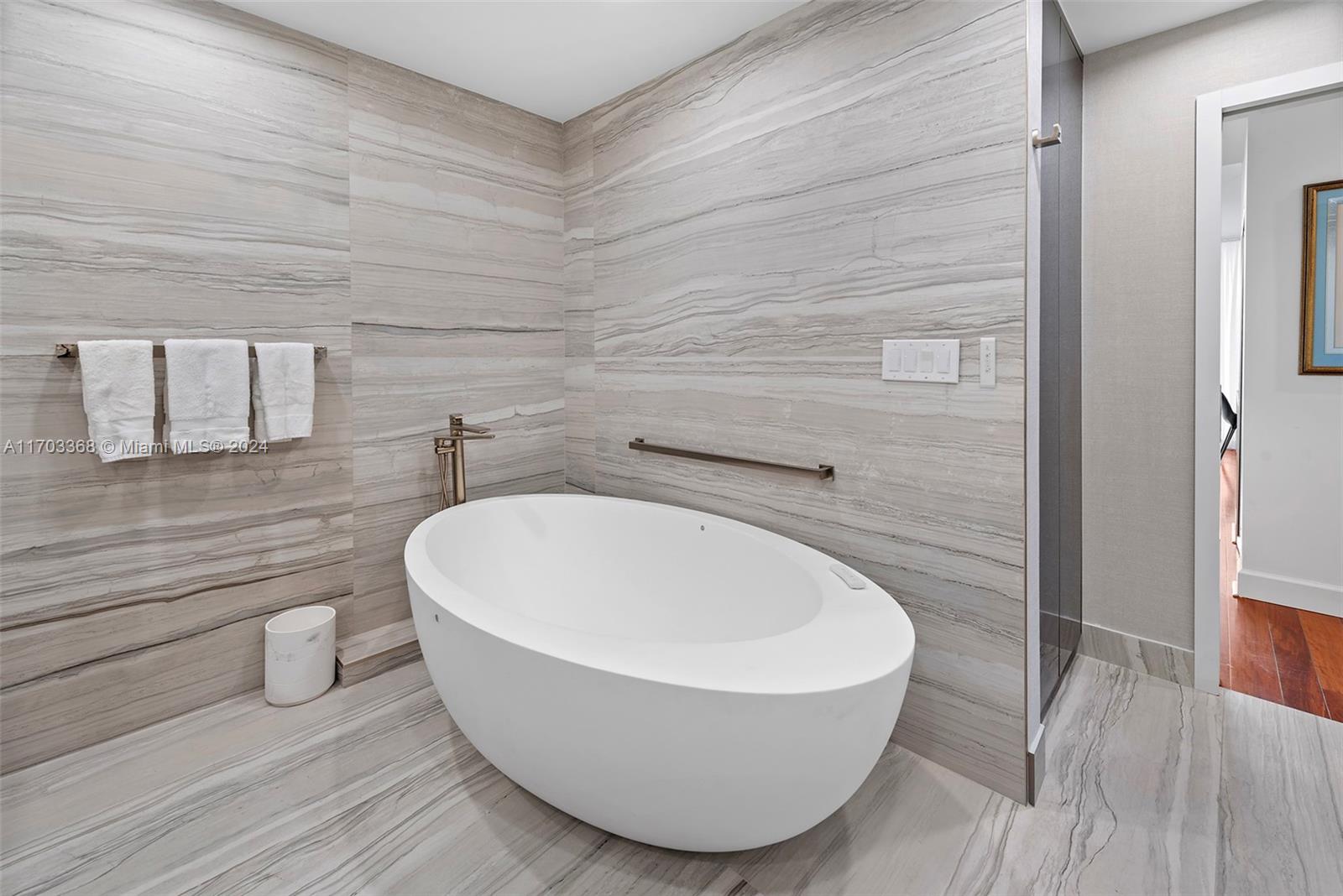 MAJESTIC TOWER - Residential